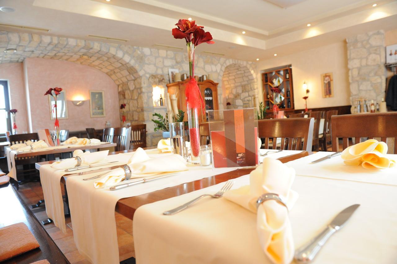 Hotel & Restaurant Braunstein - Pauli'S Stuben プルバッハ・アム・ノイジードラーゼー エクステリア 写真
